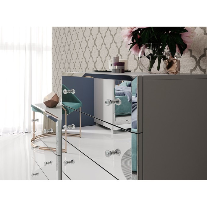 Commode 4 tiroirs corps gris et façades recouvertes de miroirs collection LUXOR.