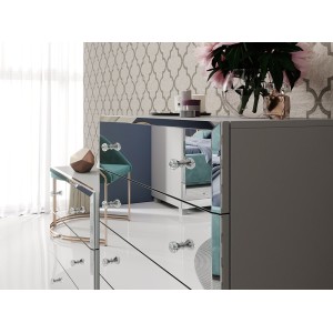 Commode 5 tiroirs avec corps gris et façades recouvertes de miroirs collection LUXOR.