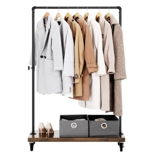 Portant sur roulettes style industriel collection MEMPHIS coloris noir et bois.