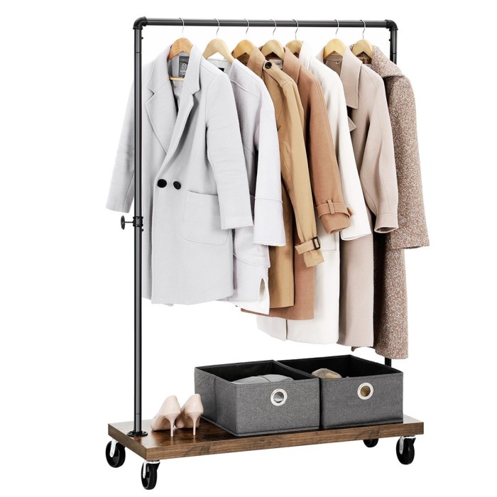 Portant sur roulettes style industriel collection MEMPHIS coloris noir et bois.