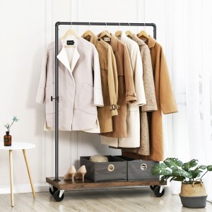 Portant sur roulettes style industriel collection MEMPHIS coloris noir et bois.