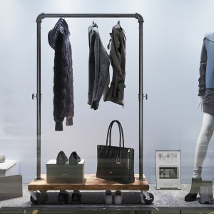 Portant sur roulettes style industriel collection MEMPHIS coloris noir et bois.