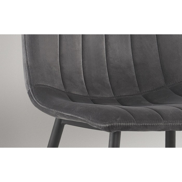 Chaise BRUCE Velours Gris, dimensions: H86 x L45 x P55 cm, idéal pour une salle à manger design et moderne