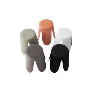 Tabouret OSTIN coloris blanc, grâce a son design atypique il s'adapte a tous types de salon