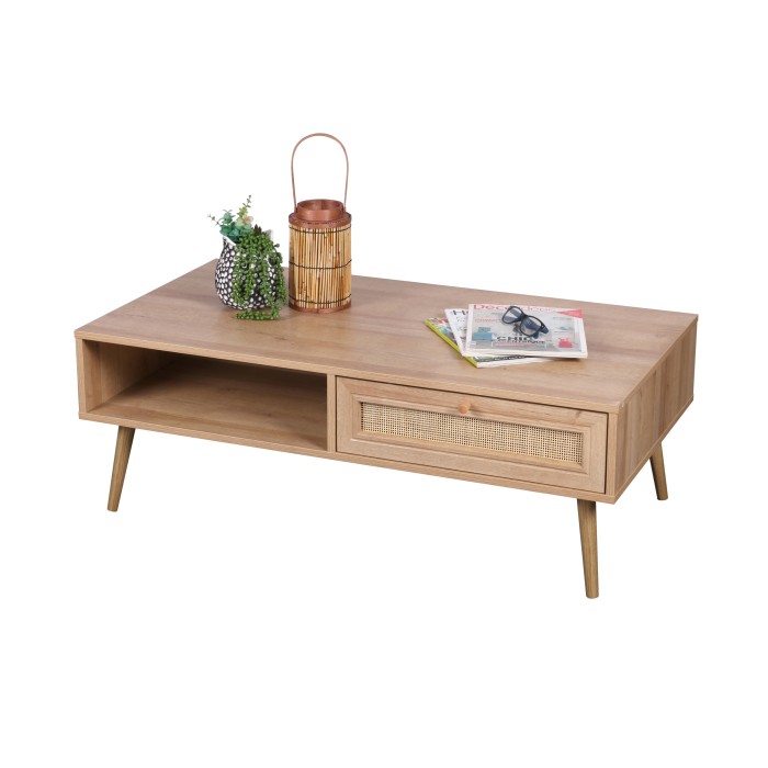 Table basse robuste coloris chêne clair. Pieds en bois brute, dimensions 59x39x110cm