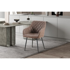 Chaise de salle à manger MARCO – Design industriel – Accoudoirs – Revêtement polyester coloris marron brun – Pieds en métal noir
