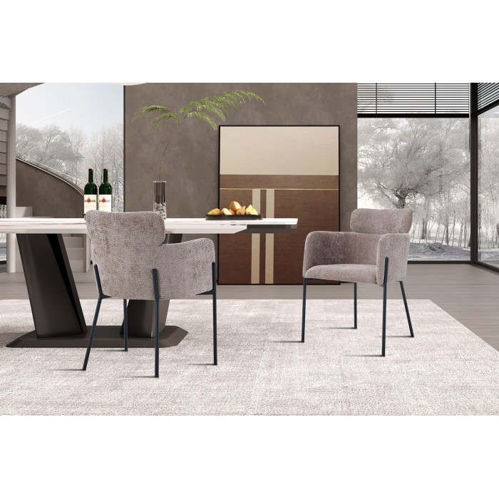 Chaise de salle à manger CAMPBELL – Tissu sable – Accoudoirs – Pieds en métal noir – Style design / industriel