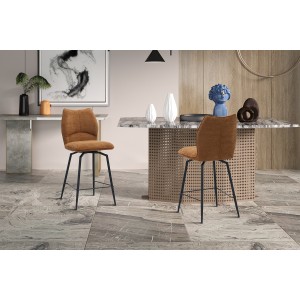 Chaise de comptoir pivotante CROFT – Tissu marron rouille – Pieds en métal noir – Hauteur 103 cm – Style design/industriel