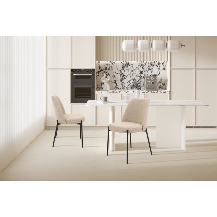 Chaise de salle à manger ELISA – Tissu Stof sable – Pieds en métal noir – Hauteur 83 cm – Style design/industriel