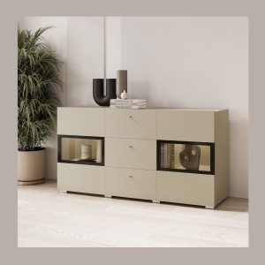 Buffet RAMOS 130 cm – Beige clair – LED multicolore intégrée – 2 portes vitrées et 3 tiroirs