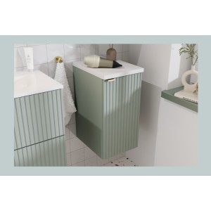 Meuble de rangement salle de bain ELVINA – 1 porte – H57 cm – Coloris vert sauge gris – À suspendre 