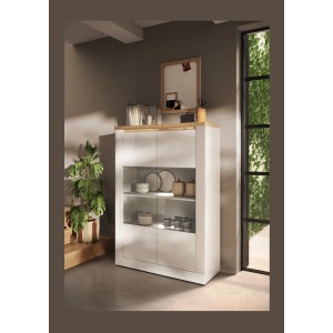 Mise en situation dans un décor 3D de la vitrine SASHA blanc laqué, transparente et bois