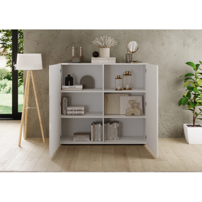 Buffet haut SCENA blanc laqué ouvert mis en situation dans un décor 3D