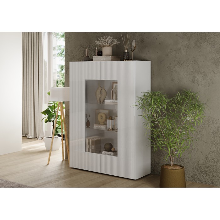 Vitrine SCENA blanc laqué 2 portes mises en situation dans un décor 3D