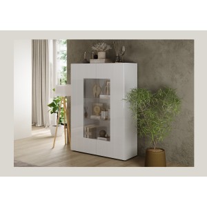 Vitrine SCENA blanc laqué 2 portes mises en situation dans un décor 3D