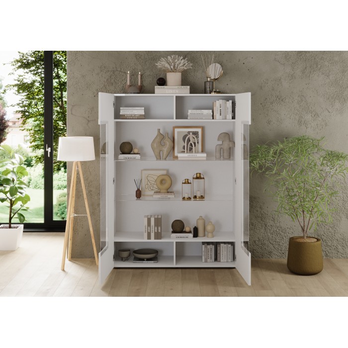 Vitrine SCENA blanc laqué 2 portes ouvertes mises en situation dans un décor 3D