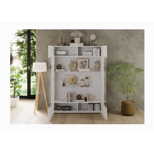 Vitrine SCENA blanc laqué 2 portes ouvertes mises en situation dans un décor 3D