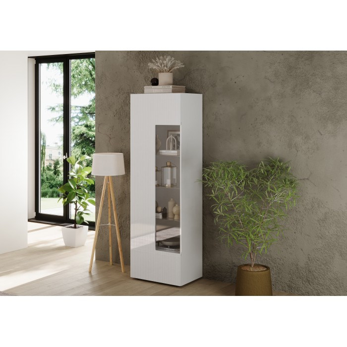 Vitrine SCENA 1 porte blanc laqué mise en situation dans un décor 3D