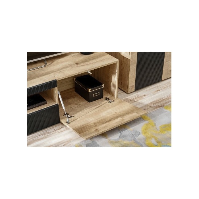 Zoom sur la grande porte du meuble TV DOUM