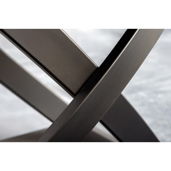 Zoom sur les détails du pied de la table ATONIA bronze