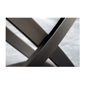 Zoom sur les détails du pied de la table ATONIA bronze